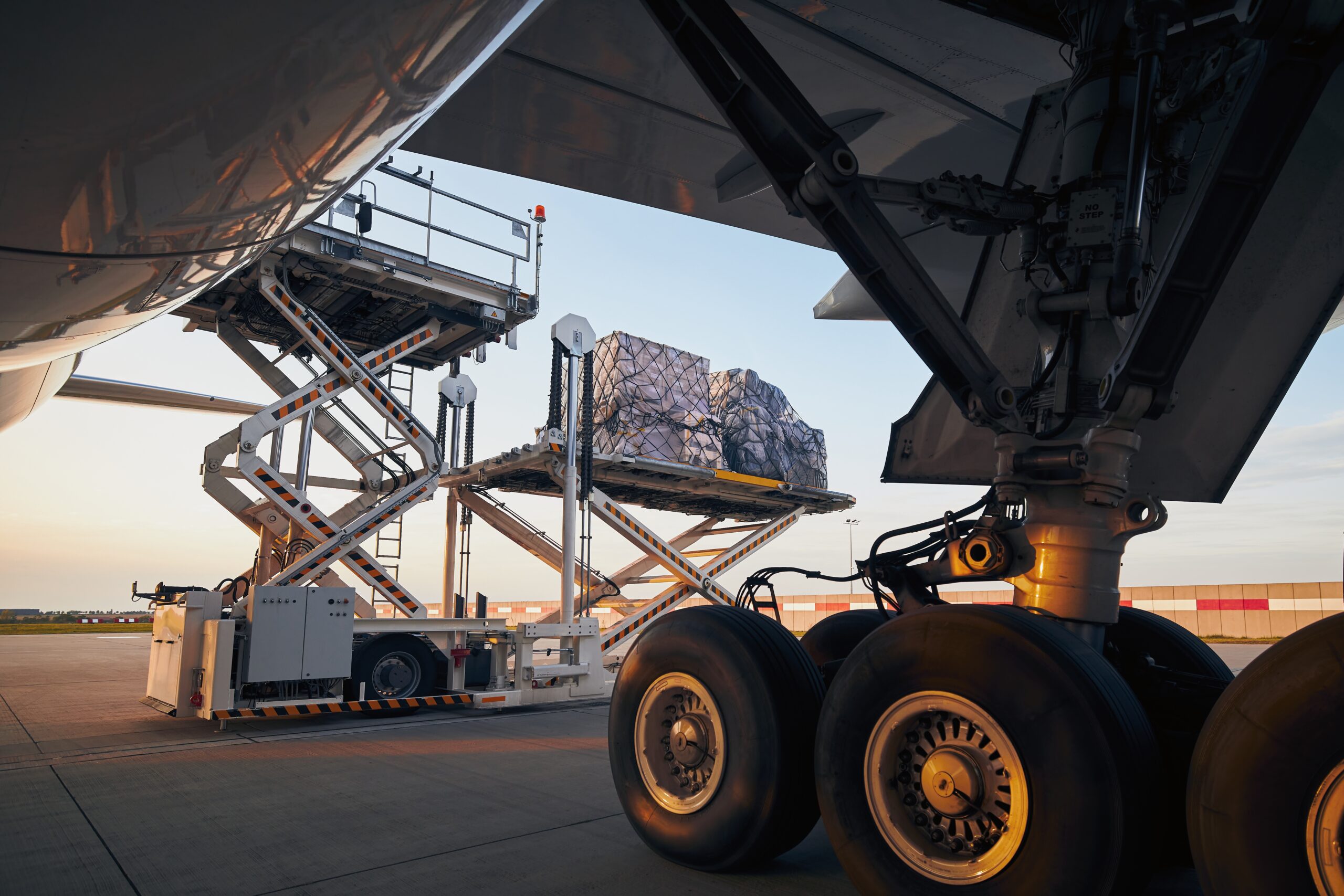 Loading of cargo containers to freight airplane